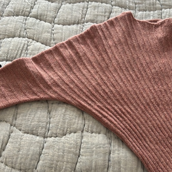 Rose colored sweater with banded waist - Picture 3 of 7